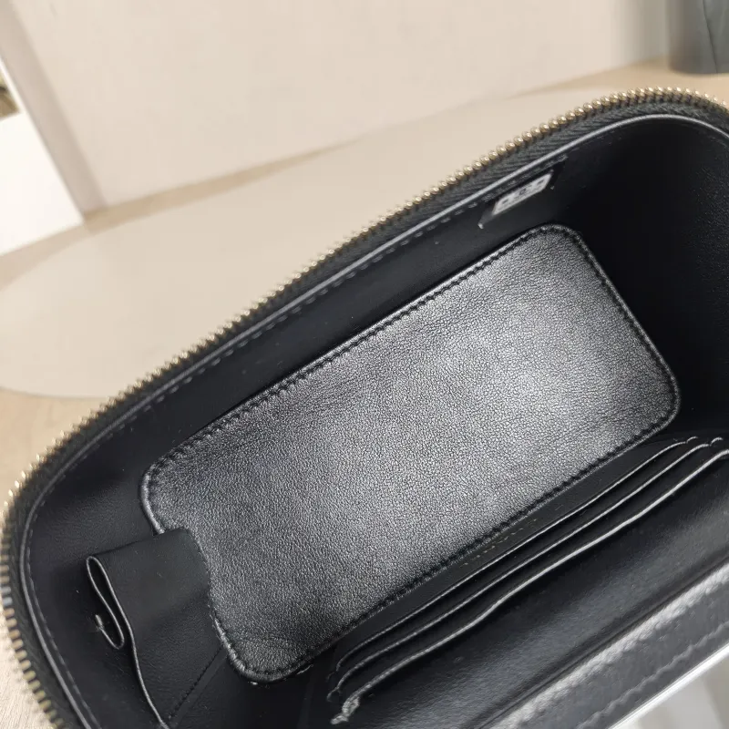 Chanel Crossbody Bag Edition Black Calfskin One Size16 × 8 × 9.5 cm — detail view 9 of 12