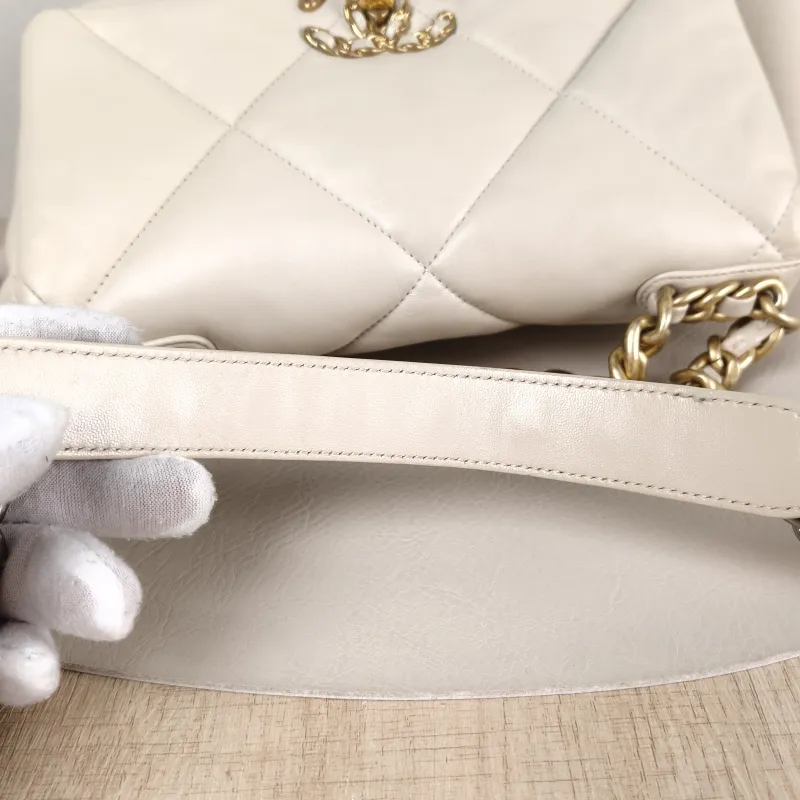 Chanel Crossbody Bag 19Bag Beige Lambskin Small 26 × 9 × 16 cm 30 — detail view 2 of 15
