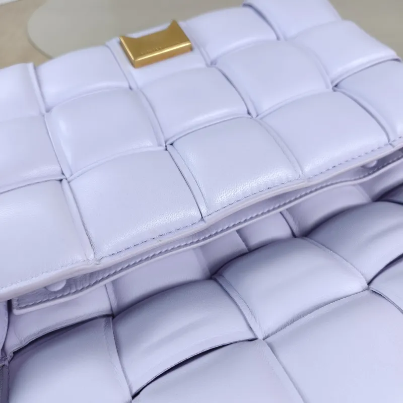 Bottega Veneta Crossbody Bag Padded Cassette Woven Lambskin Medium26 × 8 × 18 cm — detail view 3 of 14
