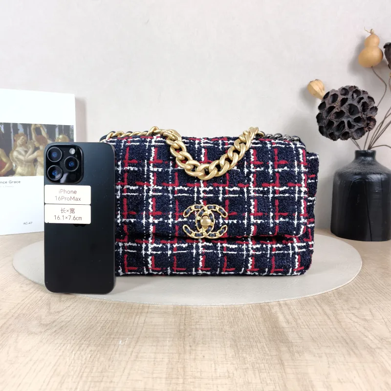 Chanel Crossbody Bag19Bag Navy Small26 × 9 × 16 cm — cover view 4 of 6