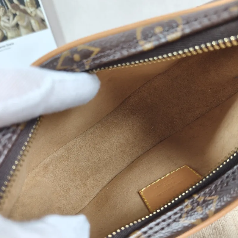 Louis Vuitton Crossbody Bag Loop Monogram PVC Small23 × 6 × 13 cm — detail view 9 of 10