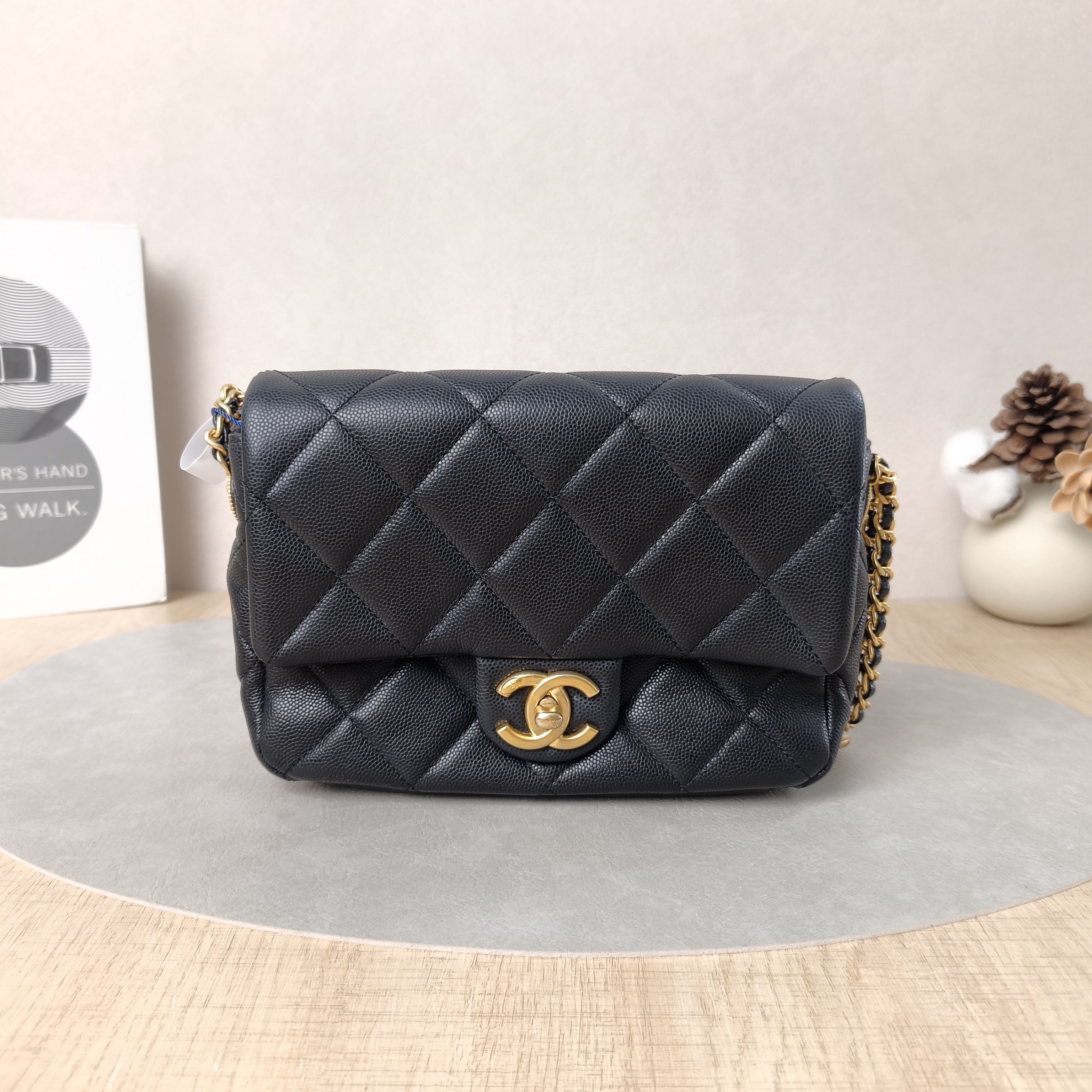 Chanel Crossbody Bag22a Black Grained Calfskin One Size20 × 6 × 15 cm
