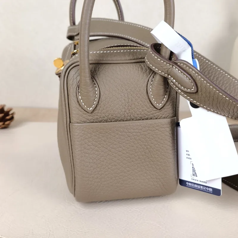 Hermès Crossbody Bag Lindy Mini 1918 TC Calfskinmini19 × 9.5 × 13 cm — detail view 6 of 12