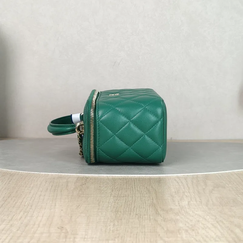 Chanel Crossbody Bag Edition Green Lambskinmini16 × 8 × 9.5 cm — detail view 12 of 15