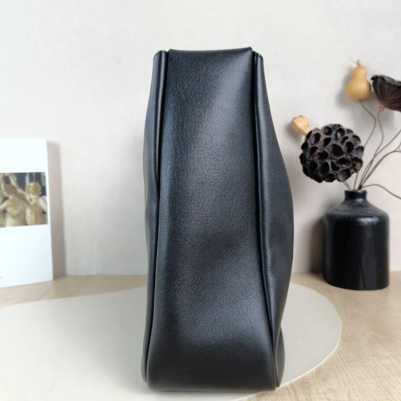SAINT LAURENT Shoulder Bag LE 5 À 7 Hobo Black Calfskin Large30 × 13 × 31 cm — detail view 9 of 11