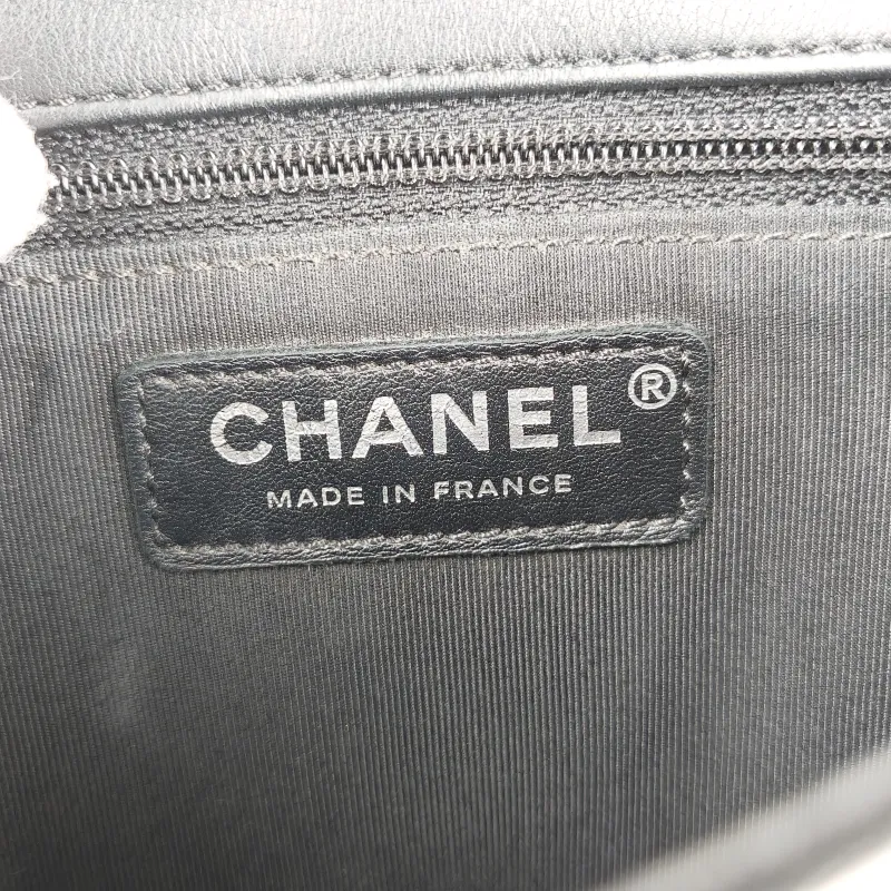 Chanel Crossbody Bag Black Lambskinmini17 × 8 × 13.5 cm — detail view 3 of 13