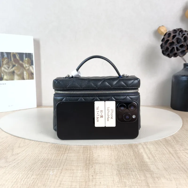 Chanel Crossbody Bag25p logo lp Black Grained Calfskin One Size19.5 × 5 × 17 cm — cover view 5 of 6