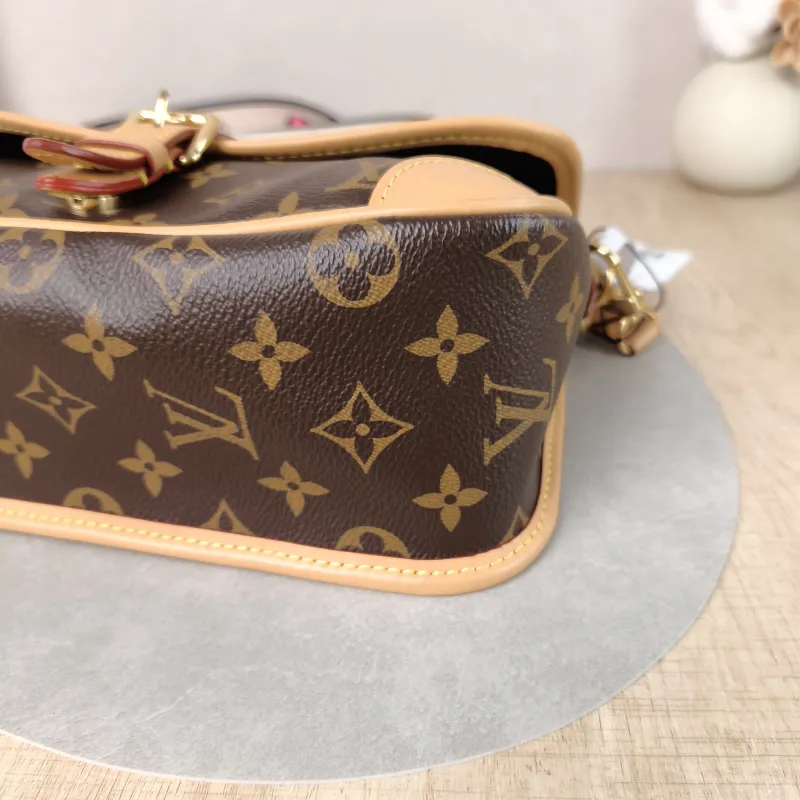 Louis Vuitton Crossbody Bag Diane Baguette Bag Shoulder Strap PVC Small 24 × 9 × 15 cm — detail view 12 of 13