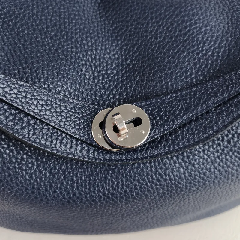 Hermès Crossbody Bag Lindy 26 Navy TC Calfskin Small 26 × 12 × 18 cm A Conditioned — detail view 3 of 10