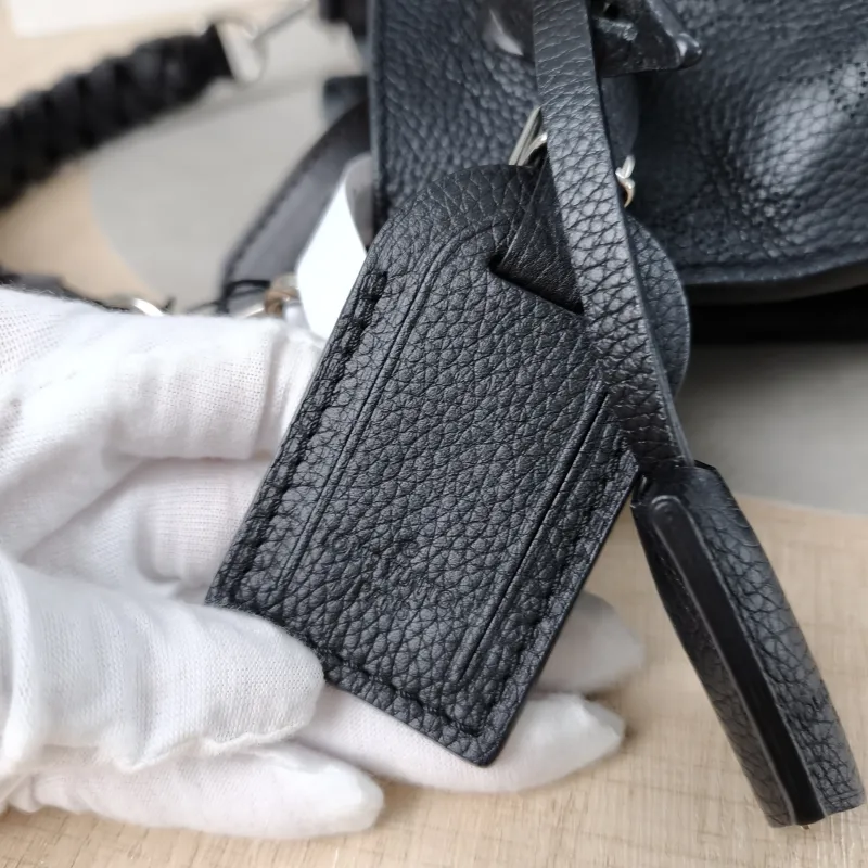 Louis Vuitton Shoulder Bag Muria Black Calfskin One Size26 × 14 × 26 cm — detail view 14 of 16