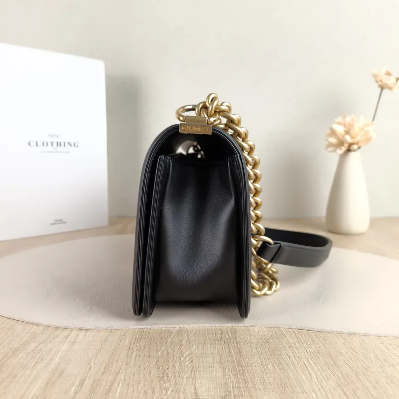 Chanel Crossbody Bag Le Boy​ Black Calfskin Medium 25 × 9 × 15 cm 27 — detail view 2 of 12