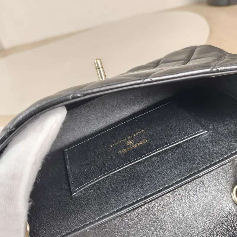 Chanel Crossbody Bag Crossbody Bag Black Lambskin One Size 19.5 × 4 × 11 cm — detail view 2 of 12