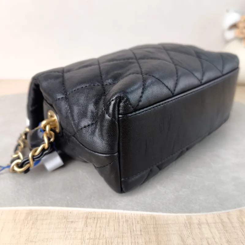 Chanel Crossbody Bag Crossbody Bag Black Lambskin One Size 17.5 × 7 × 9 cm 31 — detail view 8 of 11