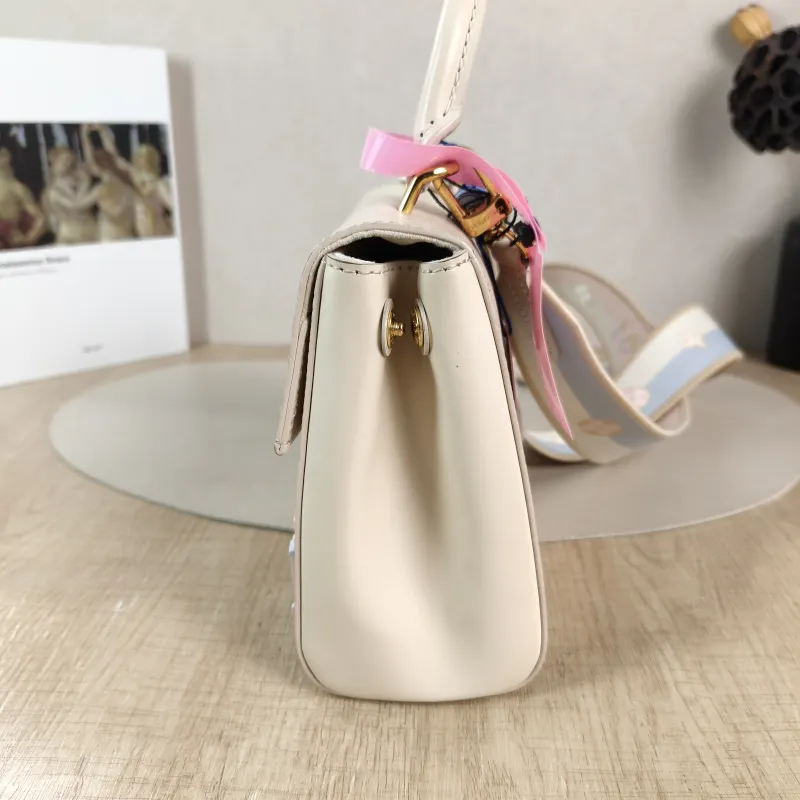 Louis Vuitton Crossbody Bag CLUNY White Epi Embossed Calfskin Mini 20 × 7.5 × 16 cm — detail view 11 of 12