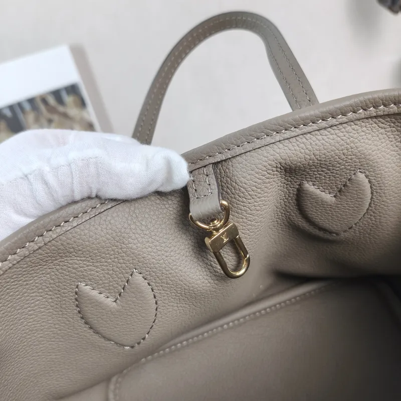 Louis Vuitton Crossbody Bag NEVERFULL INSIDE OUT BB PVC · Calfskin BB 26.5 × 11 × 16.5 cm — detail view 9 of 11