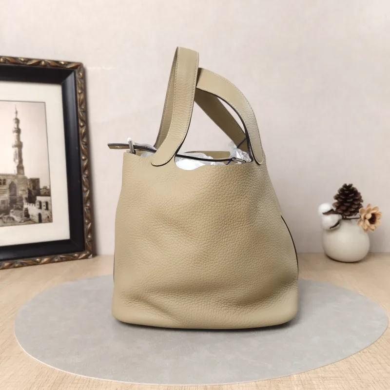 Hermès Top Handle Bag Picotin Lock 22 22S2 Taurillon Clemence TC Calfskin Medium22 × 17 × 21 cm — detail view 12 of 17