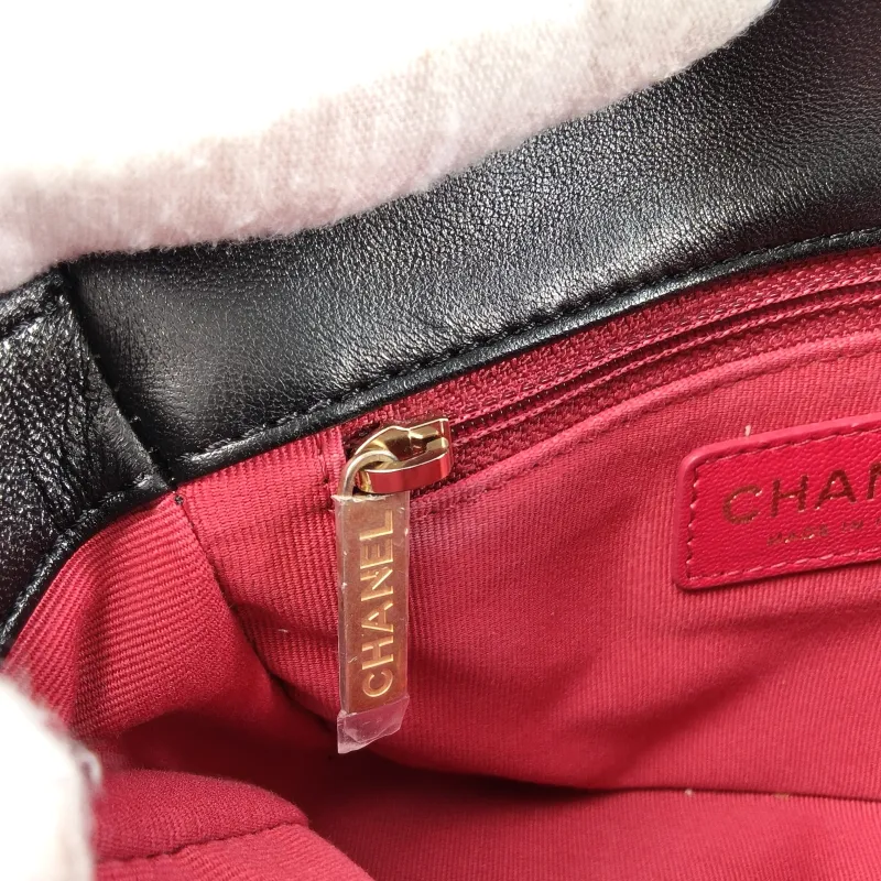 Chanel Crossbody Bag Pearl Black Lambskin One Size 18 × 6 × 13 cm — detail view 2 of 12