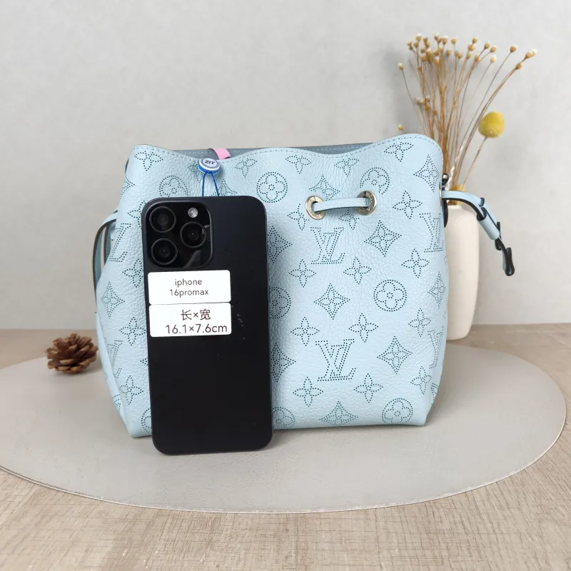 Louis Vuitton Crossbody Bag BELLA Green Calfskin 22 × 14 × 20 cm — cover view 4 of 5