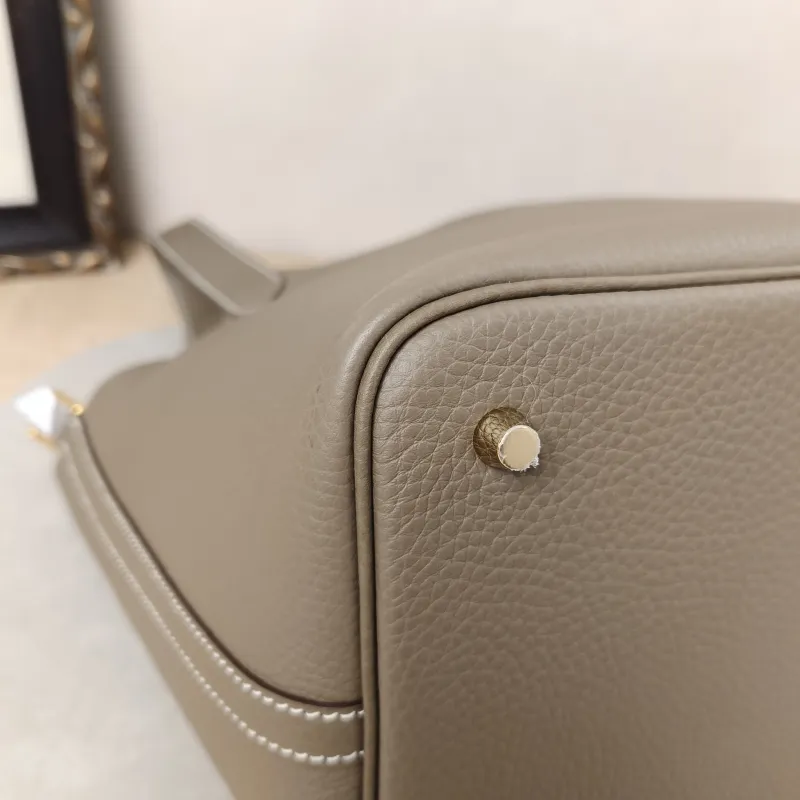 Hermès Top Handle Bag Picotin Lock 22 22 Clemence Taurillon TC Calfskin Medium22 × 18 × 21 cm — detail view 4 of 17