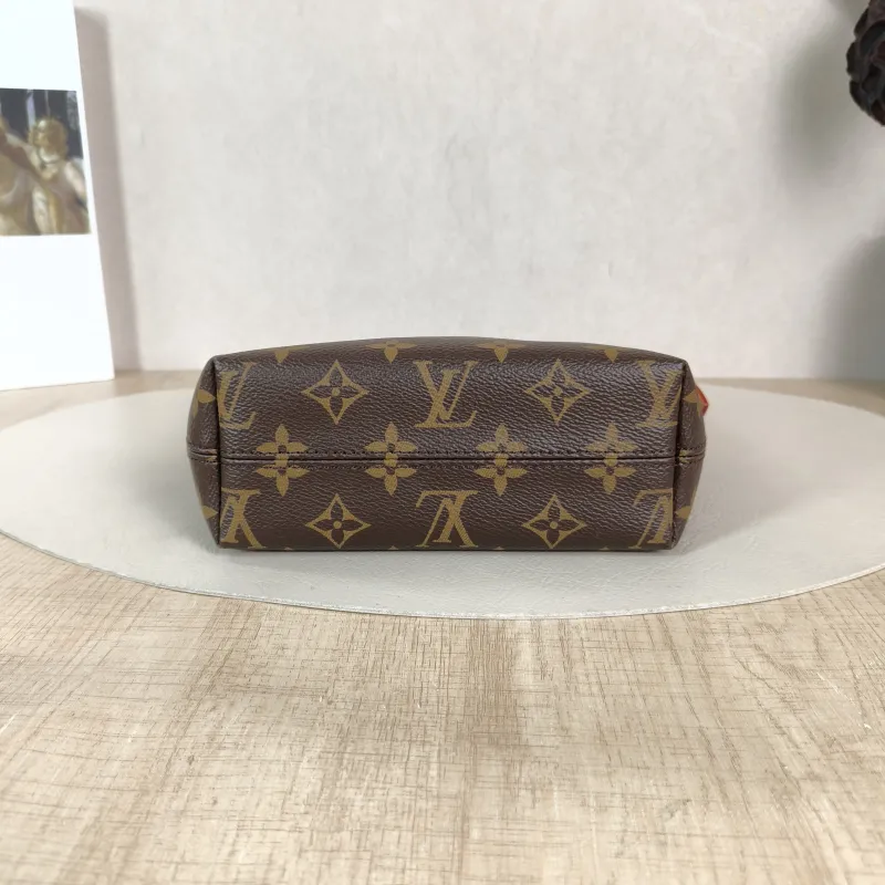 Louis Vuitton Shoulder Bag Pochette Hills Monogram PVC One Size 18.5 × 6.5 × 11 cm — cover view 5 of 6