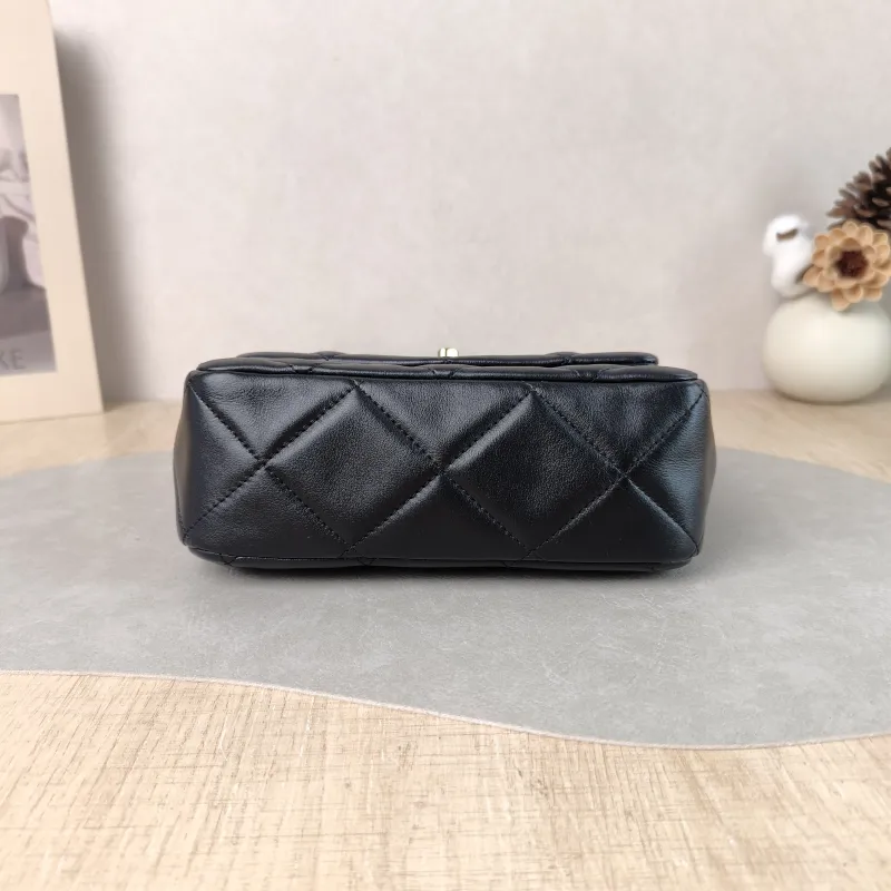 Chanel Crossbody Bag Black Calfskin 18 × 6.5 × 15 cm — cover view 2 of 6