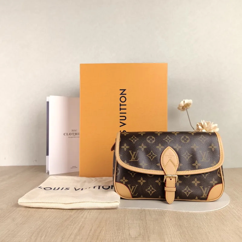 Louis Vuitton Crossbody Bag Diane Baguette Bag Shoulder Strap PVC Small 24 × 9 × 15 cm — cover view 3 of 6