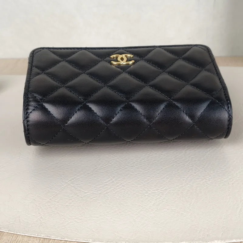Chanel Crossbody Bag22b woc Black Lambskin15.5 × 4.5 × 11 cm — detail view 12 of 12