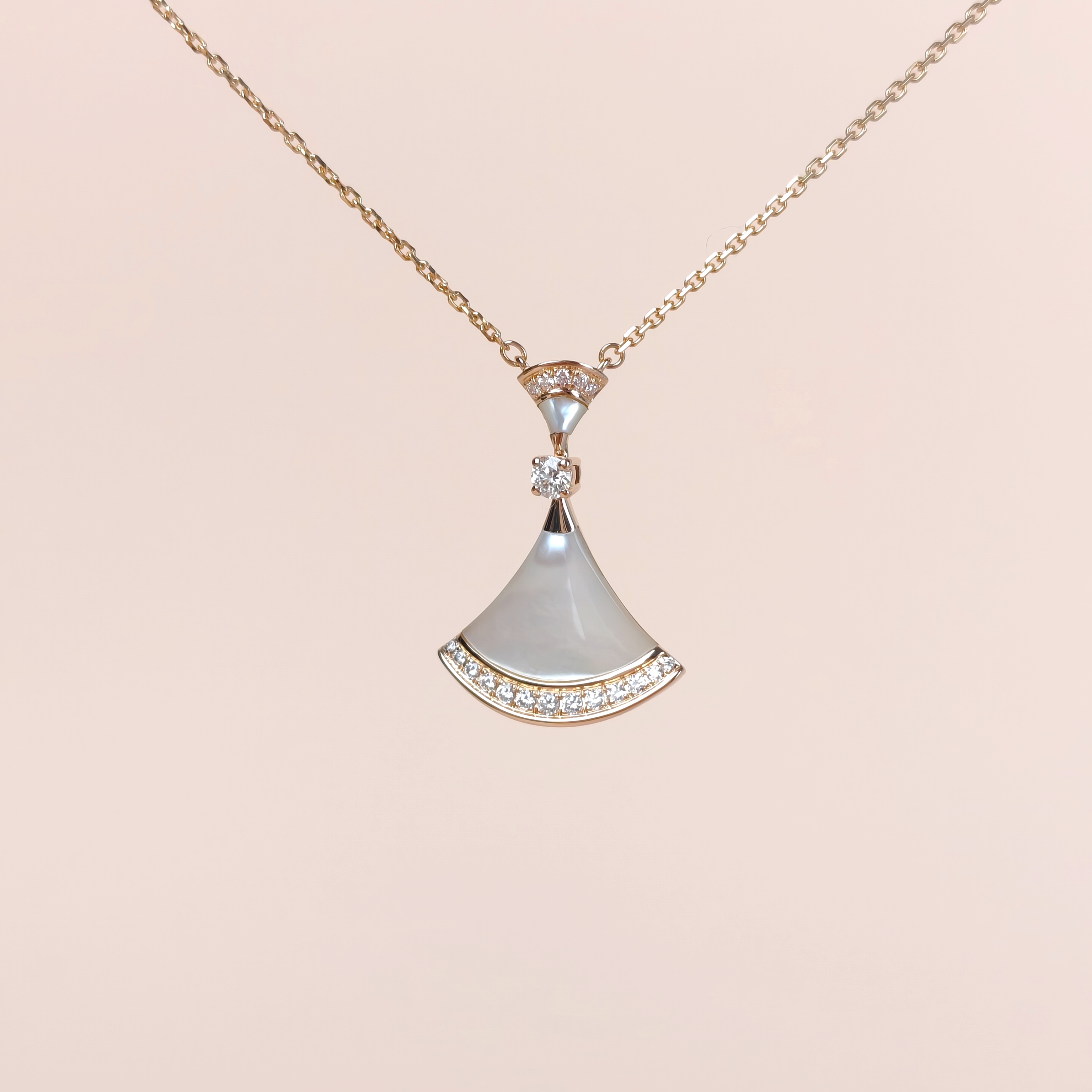 Bvlgari Necklace DIVAS’ DREAM Collection Pearl Pavé Diamond White Mother-of-Pearl Diamond18KR ose Gold One Size2.8*41-43