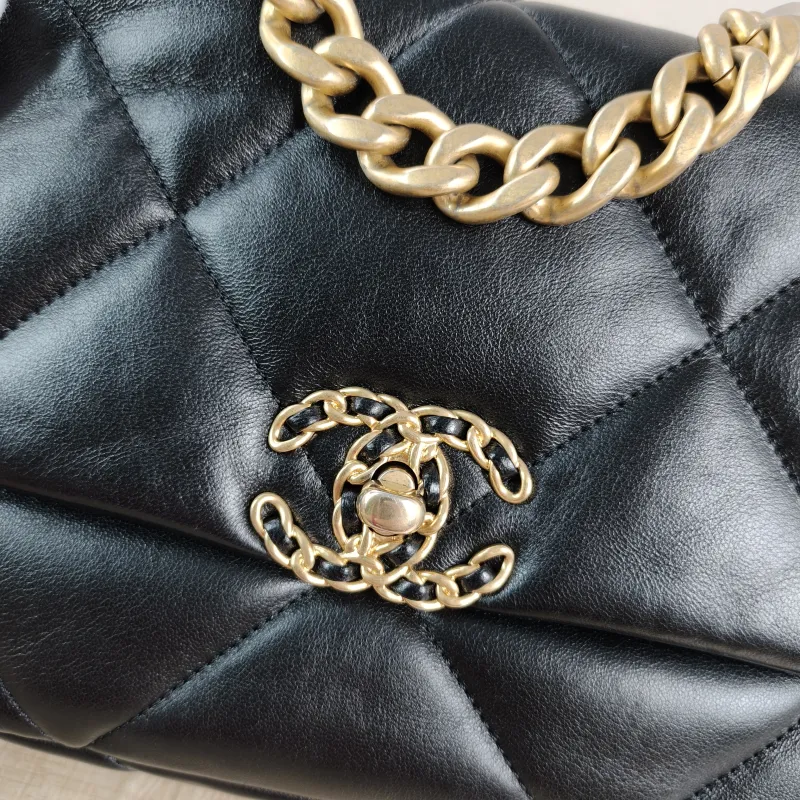 Chanel Crossbody Bag 19Bag Black SL ambskin Small 26 × 9 × 16 cm — detail view 8 of 11