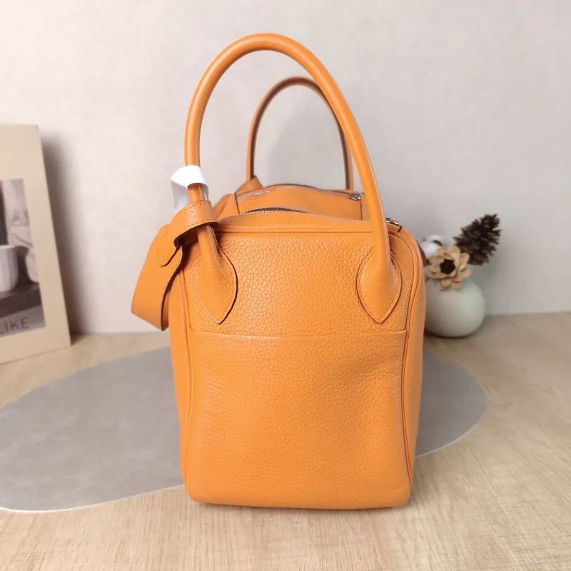 Hermès Crossbody Bag Lindy 30 Taurillon Clemence TC Calfskin 30 30 × 15 × 19 cm R — detail view 8 of 14