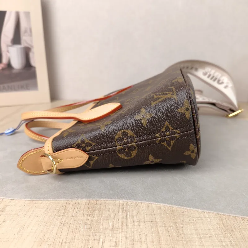 Louis Vuitton Crossbody Bag Neverfull BB Shoulder Strap PVC BB 24 × 9 × 14.5 cm — detail view 1 of 12