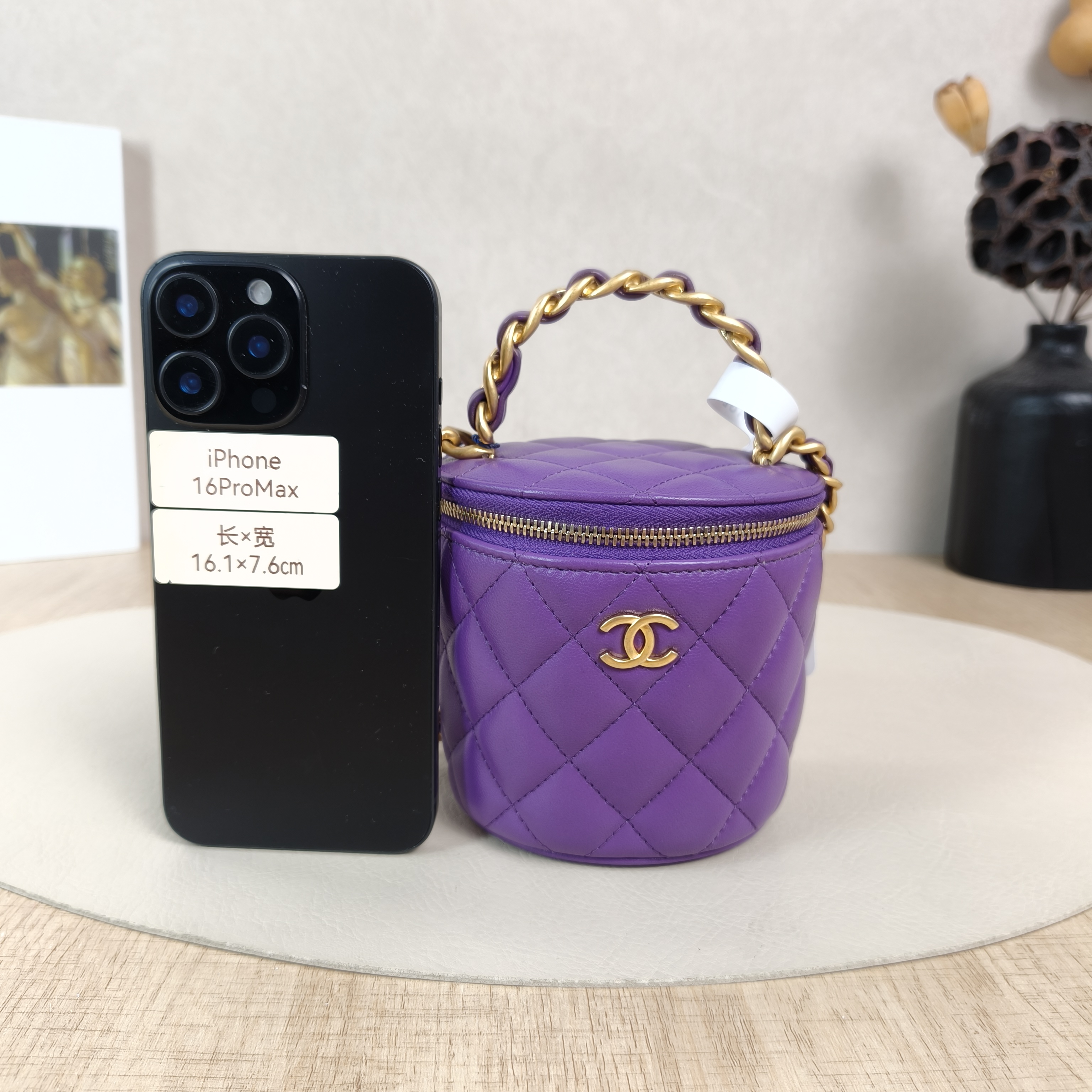 Chanel Crossbody Bag22a Lambskin Small10.5 × 10.5 × 11.5 cm — cover view 4 of 6