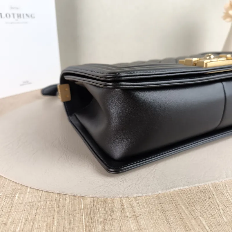 Chanel Crossbody Bag Le Boy​ Black Calfskin Medium 25 × 9 × 15 cm 27 — detail view 5 of 12