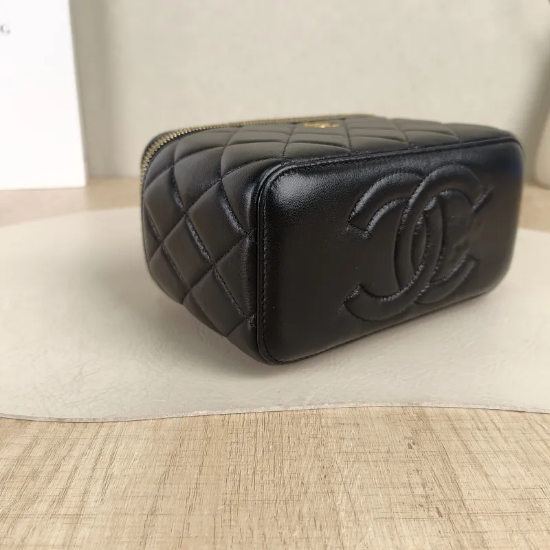 Chanel Crossbody Bag Edition Black Lambskin One Size17 × 8 × 9.5 cm — detail view 8 of 13