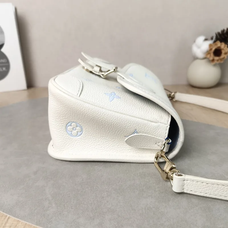Louis Vuitton Crossbody Bag Diane Baguette Bag White · Blue Empreinte Embossed Calfskin Monogram Small24 × 9 × 15 cm — detail view 14 of 15