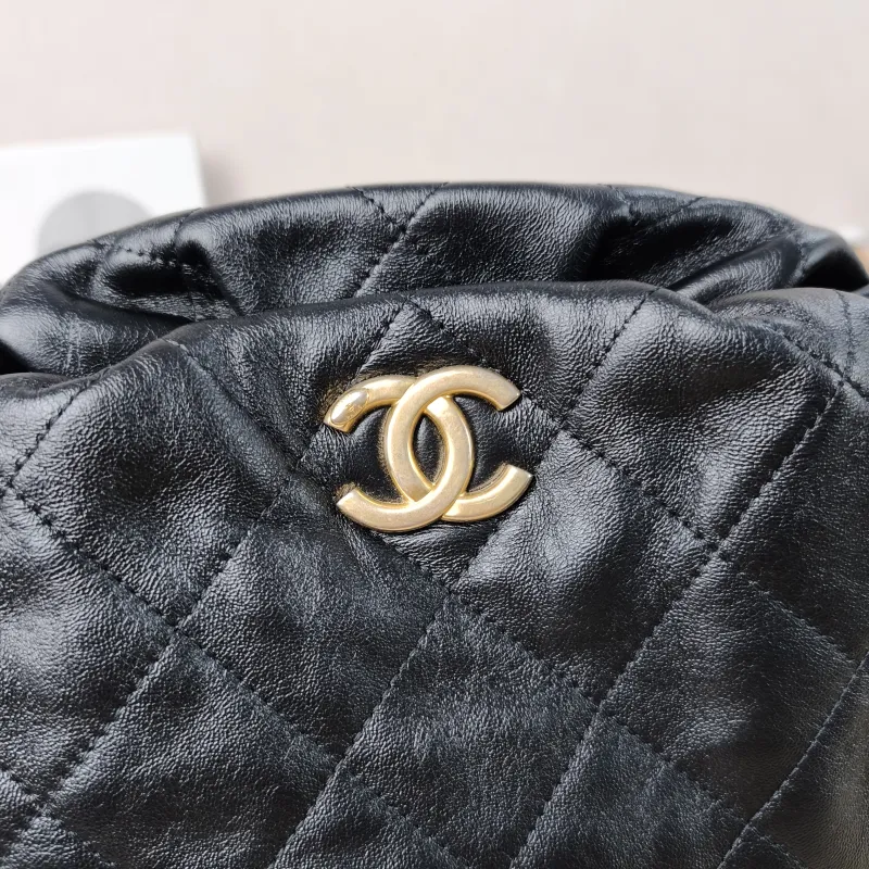 Chanel Shoulder Bag hobo Black Lambskin One Size 32 × 10 × 26 cm 29 — detail view 2 of 15