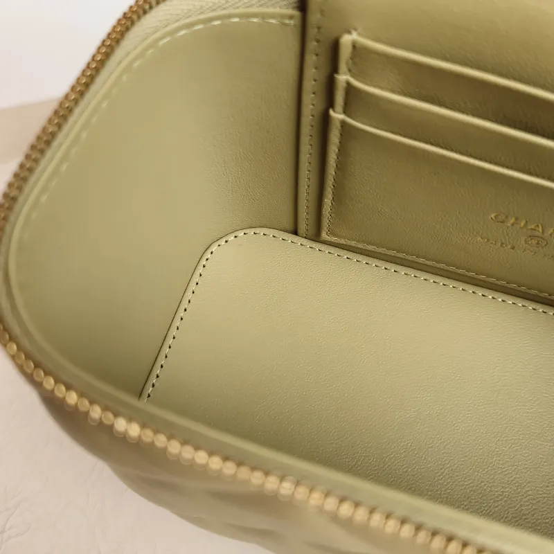 Chanel Crossbody Bag Edition Lambskin One Size 16 × 8 × 9.5 cm — detail view 2 of 10