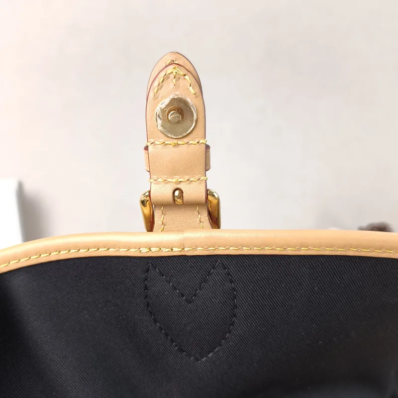 Louis Vuitton Crossbody Bag Diane Baguette Bag Shoulder Strap PVC Small24 × 9 × 15 cm — detail view 8 of 14