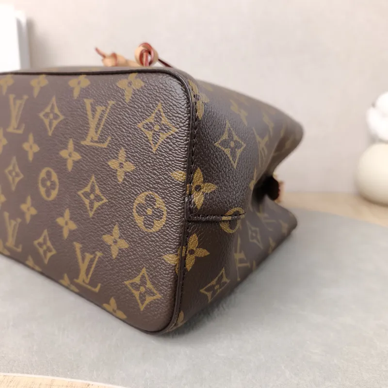 Louis Vuitton Crossbody Bag NÉONOÉ Bucket Bag BB Monogram PVC BB 20 × 13 × 20 cm — detail view 4 of 14