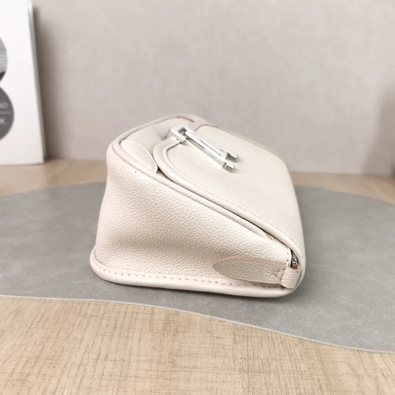Louis Vuitton Shoulder Bag BUCI Beige Epi Embossed Calfskin One Size 24.5 × 9 × 15.5 cm — detail view 2 of 12