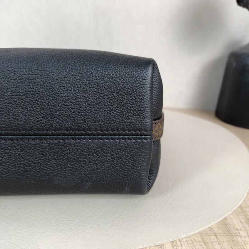 Louis Vuitton Crossbody Bag Multipass Hobo Shoulder Bag Black Calfskinmini17.5 × 9.5 × 18 cm — detail view 9 of 13