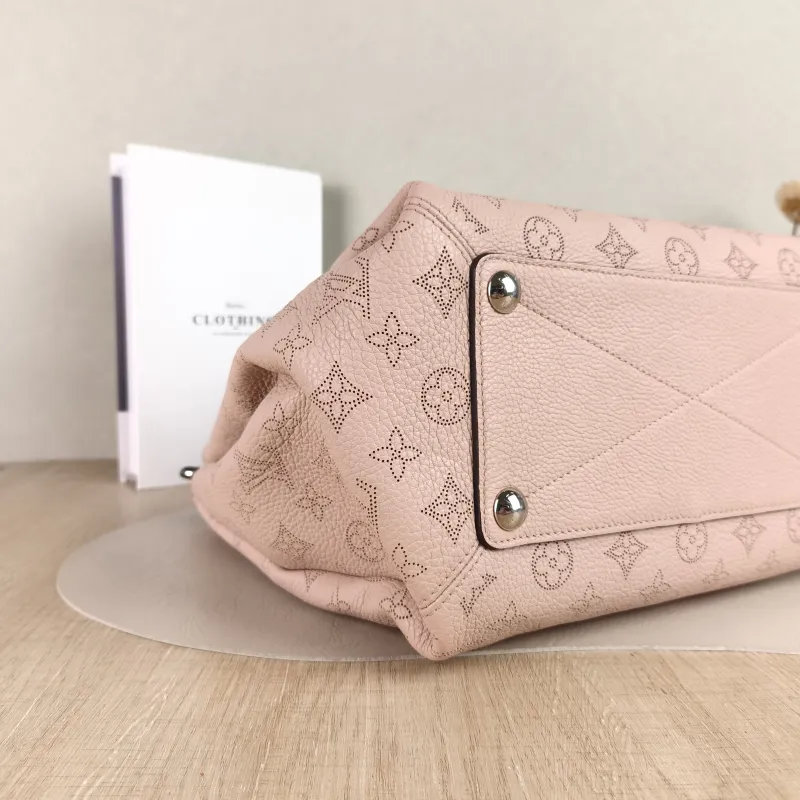 Louis Vuitton Crossbody Bag Babylone Calfskin Large 37 × 18 × 31 cm — detail view 2 of 10