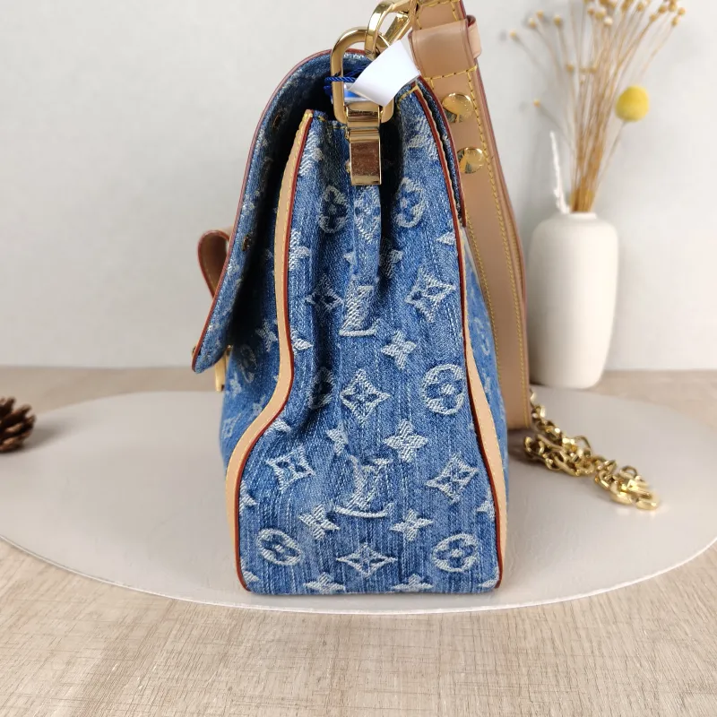 Louis Vuitton Shoulder Bag Dauphine Soft Shoulder Bag Blue Large28 × 11 × 20 cm — detail view 4 of 13