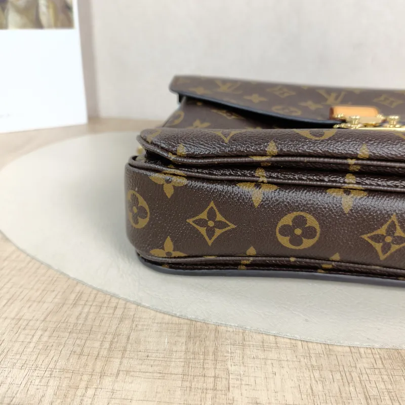 Louis Vuitton Crossbody Bag Pochette Métis Monogram PVC Medium 25 × 7 × 19 cm — detail view 3 of 11