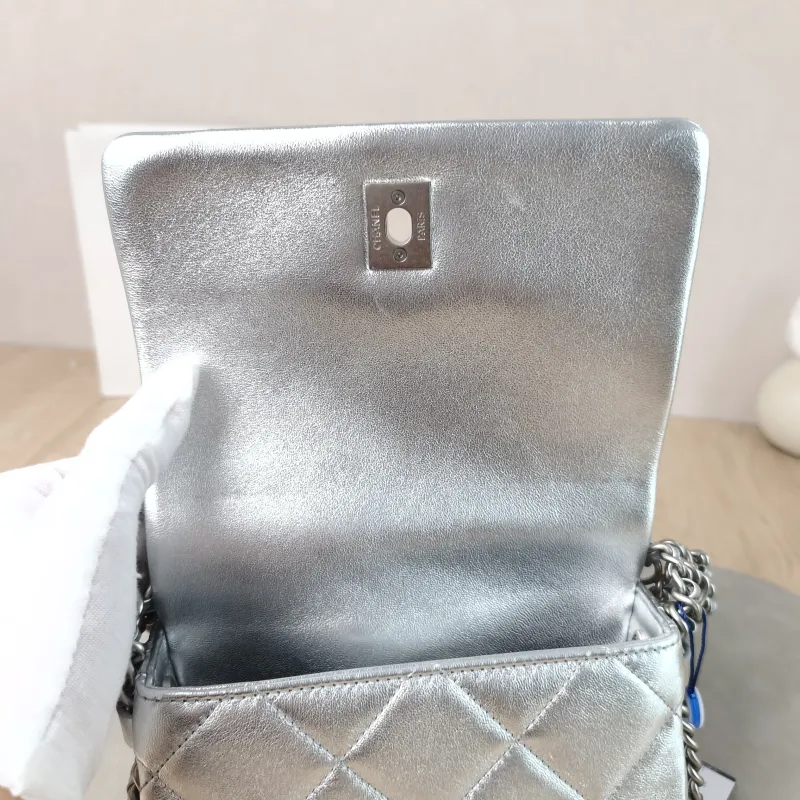 Chanel Shoulder Bag22p Silver Lambskin One Size17.5 × 6 × 12 cm — detail view 9 of 13