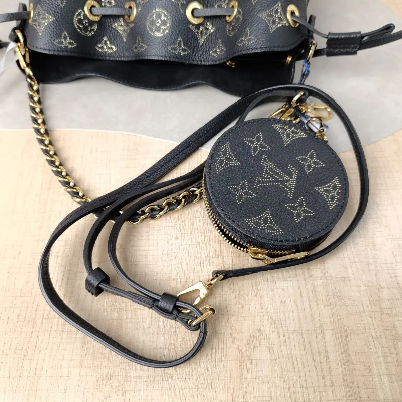 Louis Vuitton Crossbody Bag BELLA Black Calfskin One Size22 × 14 × 19 cm — detail view 7 of 10