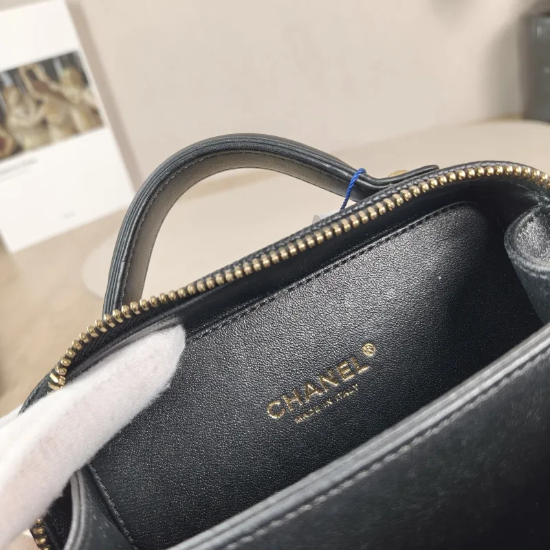 Chanel Crossbody Bag CC Filigree Vanity Cosmetic Bag Black Grained Calfskin Small 16 × 7 × 12 cm 26 — detail view 2 of 13