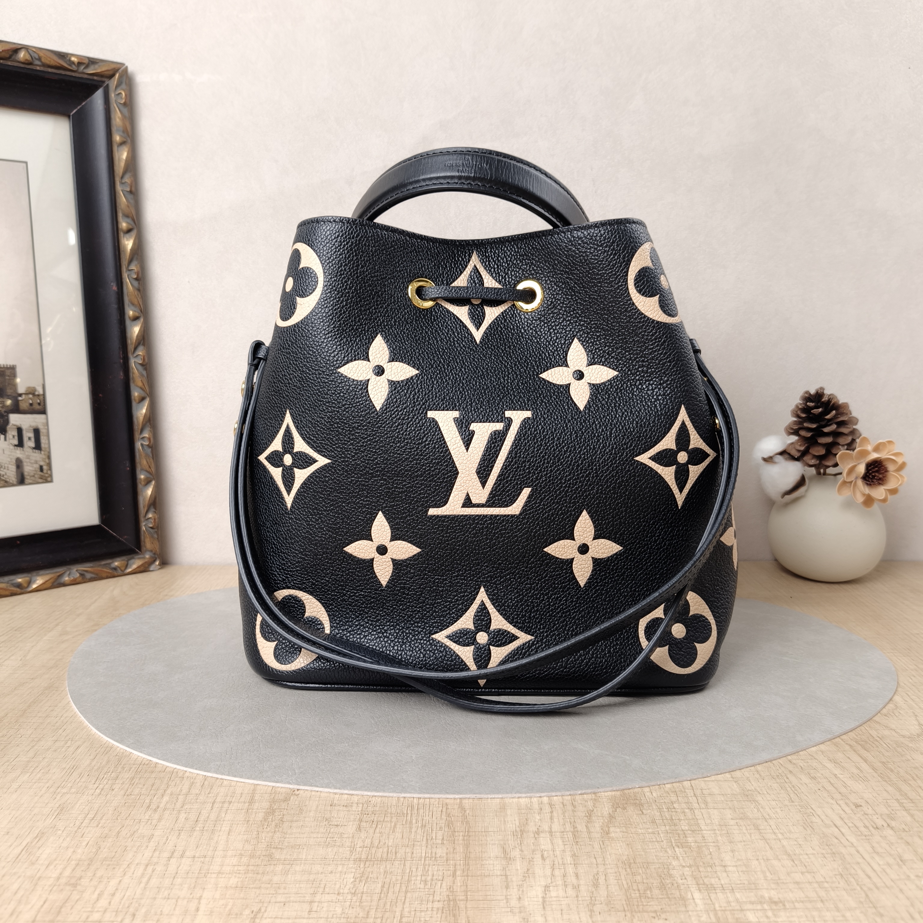 Louis Vuitton Shoulder Bag NÉONOÉ Bucket Bag Black · White Monogram Empreinte Embossed Calfskin Medium26 × 17.5 × 26 cm — cover view 8 of 10