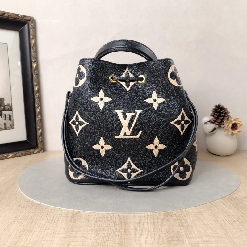 Louis Vuitton Shoulder Bag NÉONOÉ Bucket Bag Black · White Monogram Empreinte Embossed Calfskin Medium26 × 17.5 × 26 cm — cover view 8 of 10