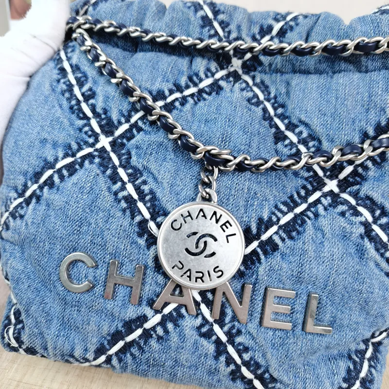 Chanel Crossbody Bag 22Bag Mini 20 × 6 × 19 cm — detail view 2 of 10